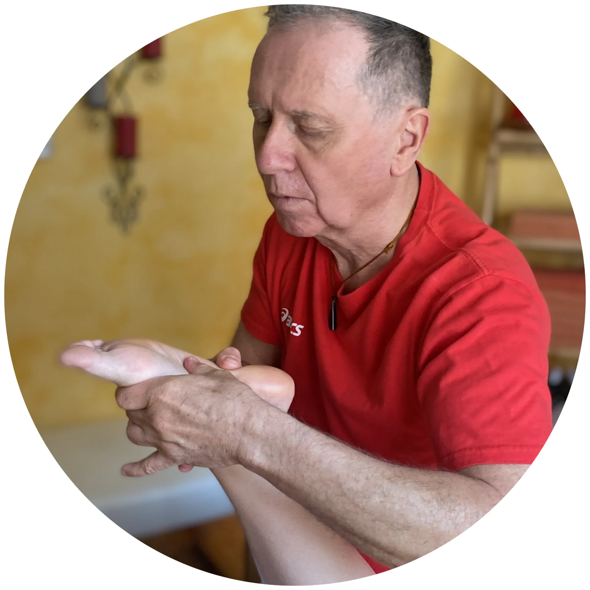 Herr Mücke führt eine Fussreflexzonenmassage an seinem Patienten durch
