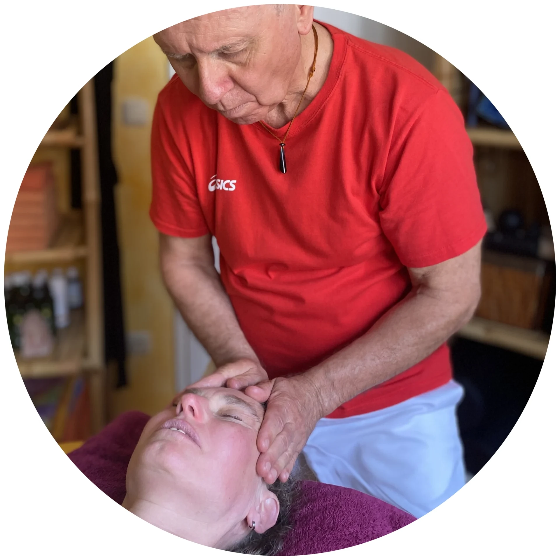 Lomi Lomi Massage - Herr Mücke massiert den Kopf seiner Patientin 