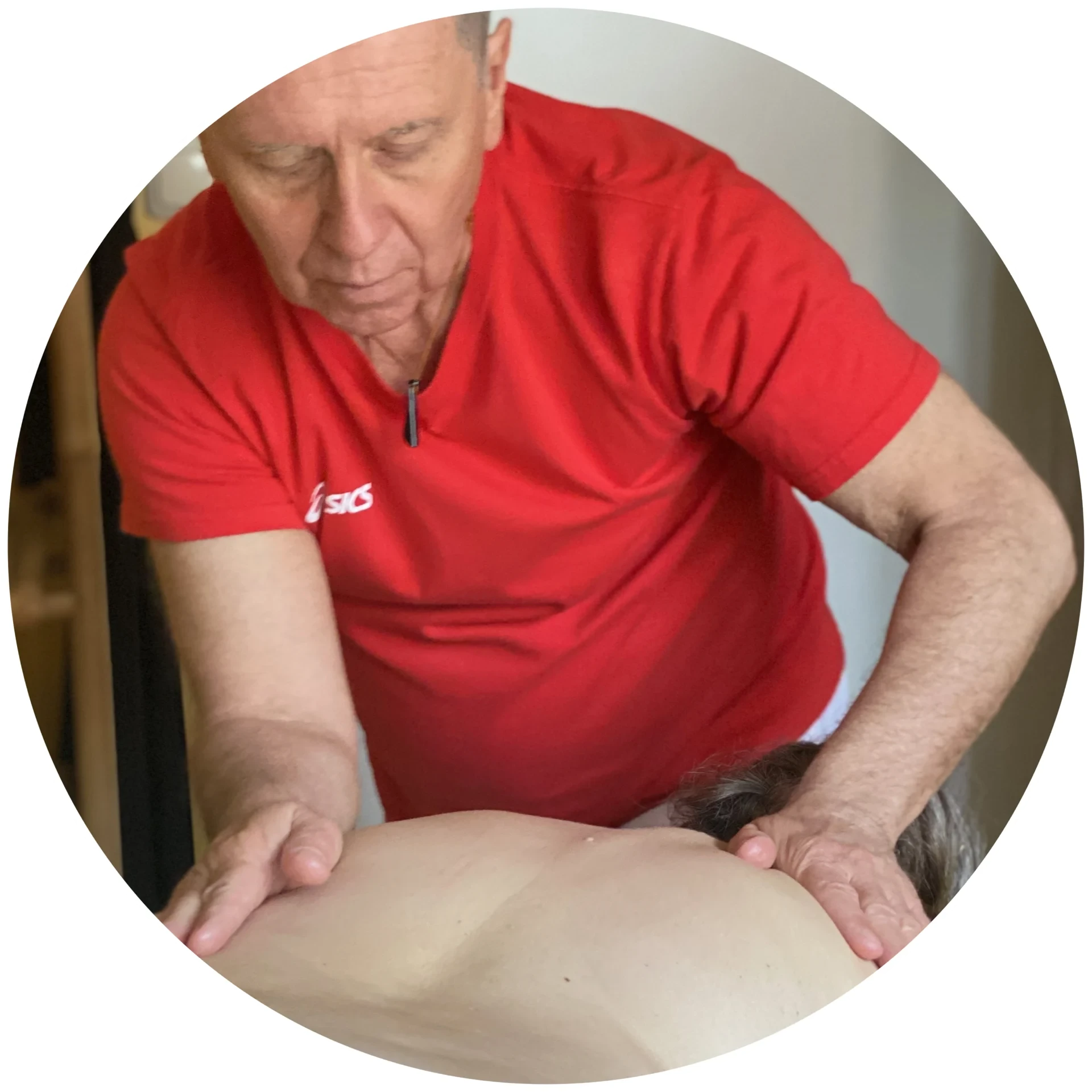 Herr Mück massiert den Rücken seines Patienten